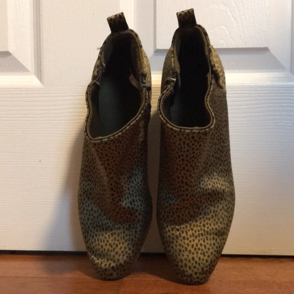 Women’s Heeled Ankle Boot - Picture 5 of 5